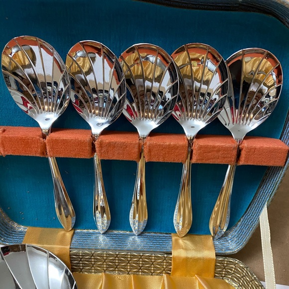 VINTAGE SHEFFIELD BOX OF 6 STAINLESS CHROME SHELL FRUIT SPOONS AND SERVING - Picture 2 of 7